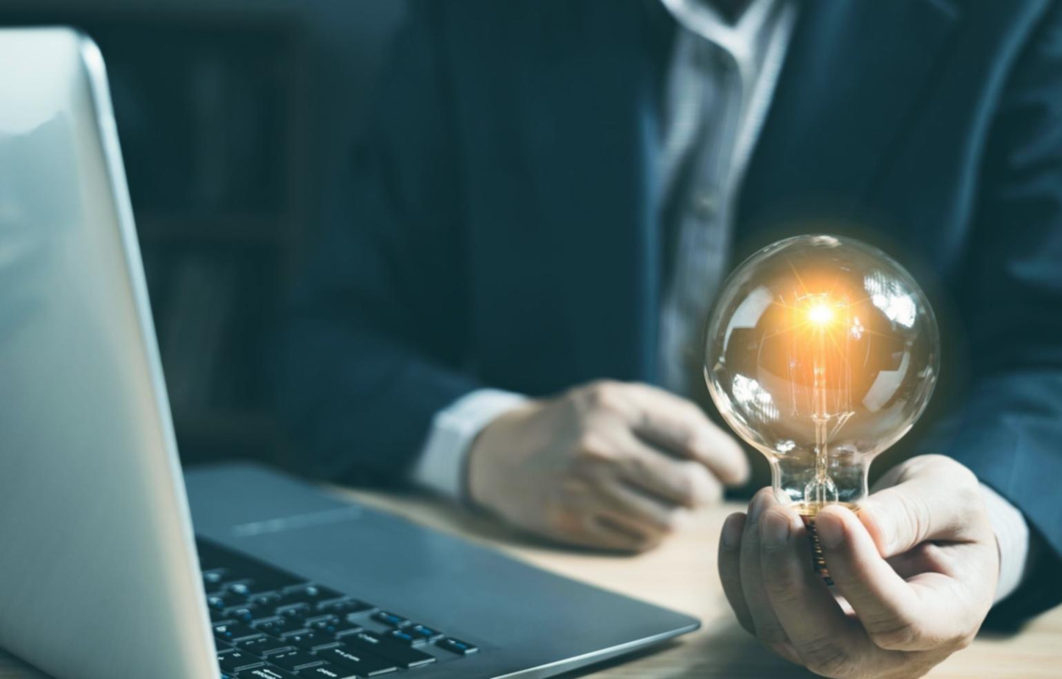 Equipo desarrollando contenido educativo