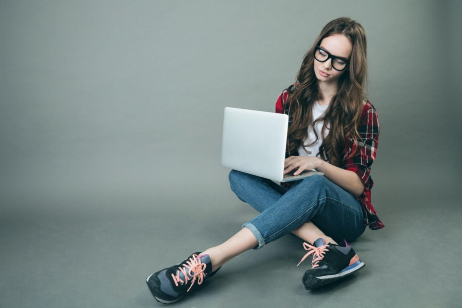 Estudiantes colaborando en proyectos de automatización con IA