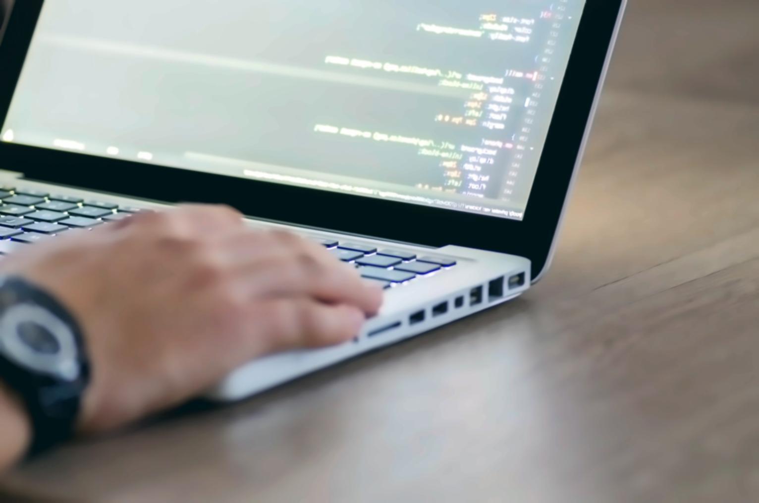 Equipo de instructores trabajando en desarrollo de contenido educativo